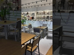 야외 해변 라운지 의자들